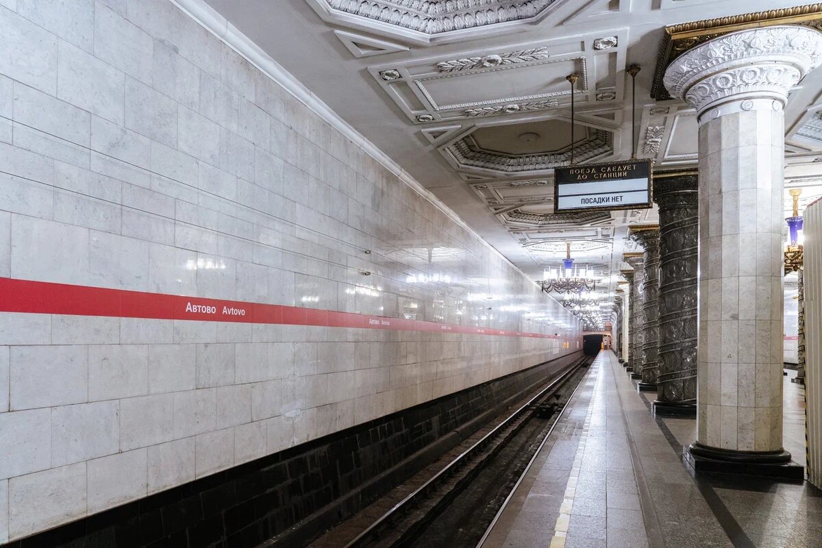 Станции первой линии Ленинградского метрополитена иногда называют «подземными дворцами»