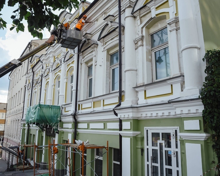     В историческом центре Курска на 5 улицах ведется ремонт фасадов