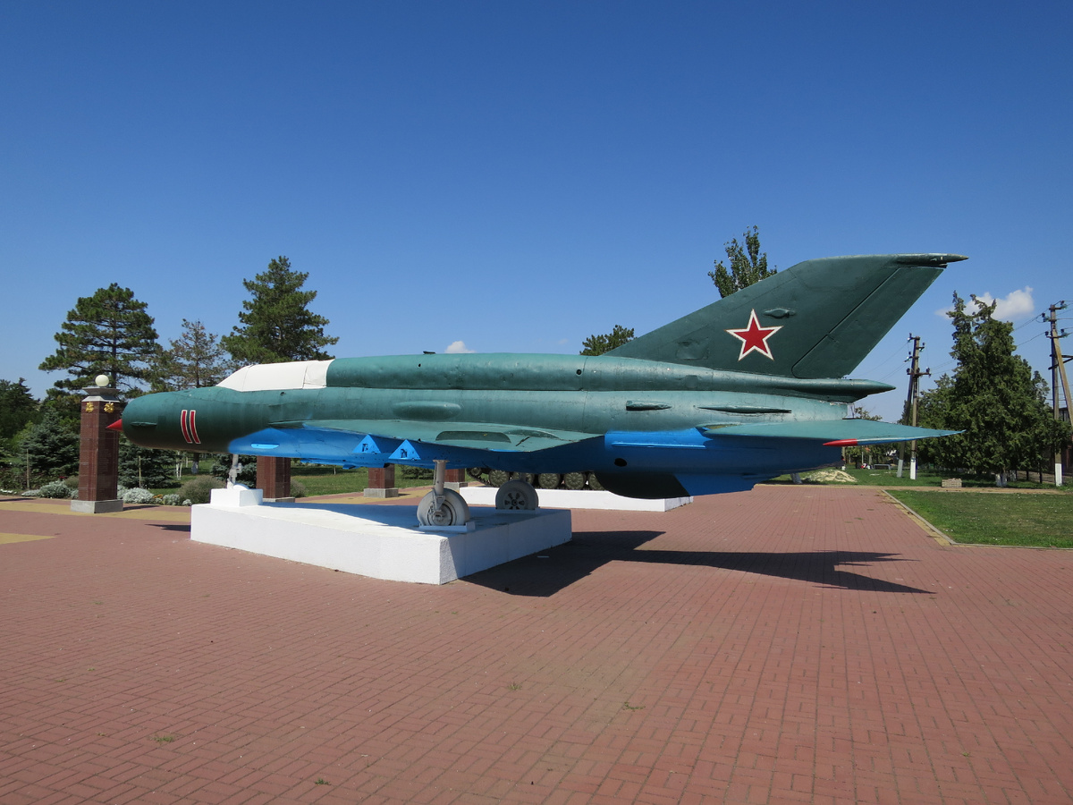 МиГ-21СМТ (тип 50Бис), заводской номер: 500АЧ22. Бортовой номер 11 красный. 