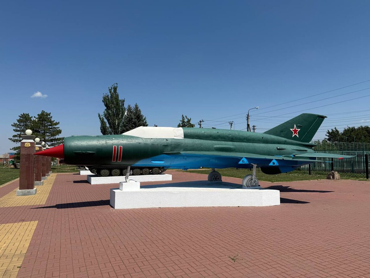 МиГ-21СМТ (тип 50Бис), заводской номер: 500АЧ22. Бортовой номер 11 красный. 