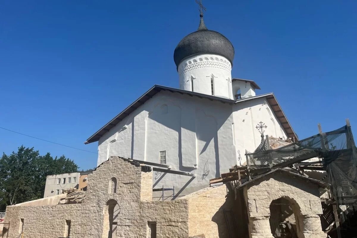    Кабель наружного освещения прокладывают у церкви Николы со Усохи в Пскове