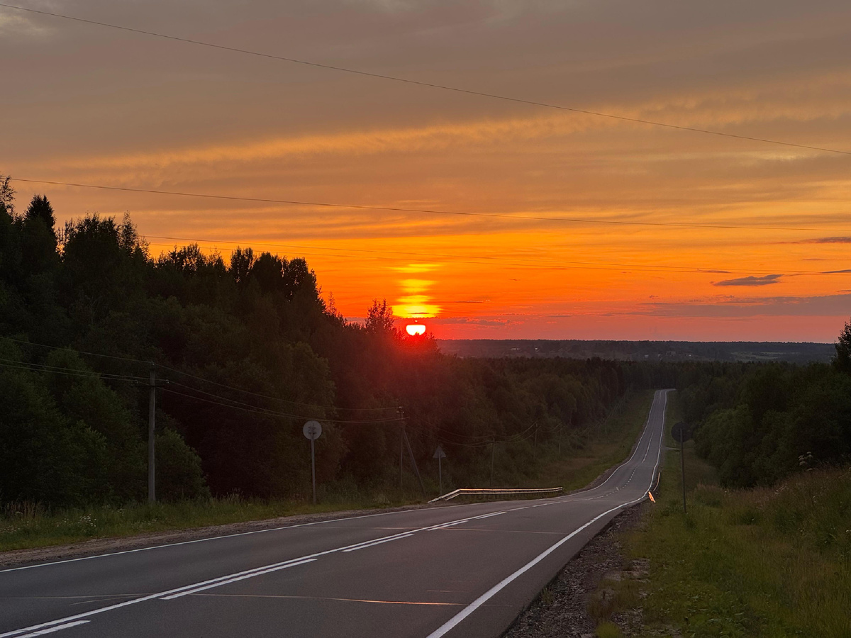 Закат на протяжении 80 км постоянно менялся. 