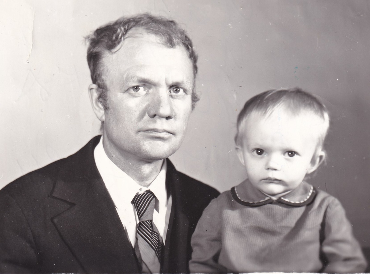 Подпись: 1год 7месяцев. Значит, папе здесь 40лет. 1977 год.