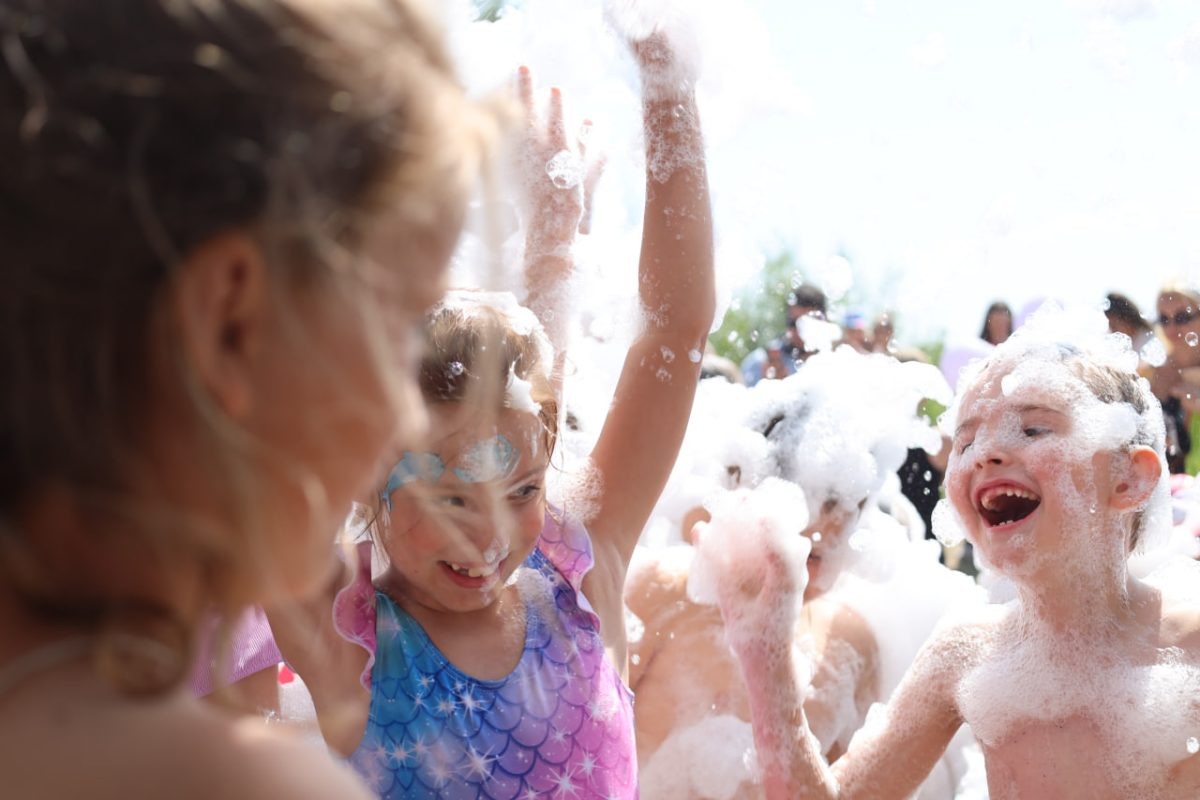    Развлекательная программа включала в себя спортивные состязания, шоу-программу, мастер-классы, аквагрим