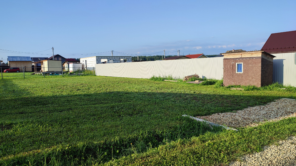 Прогулка по посёлку. Поле и микро бытовка.