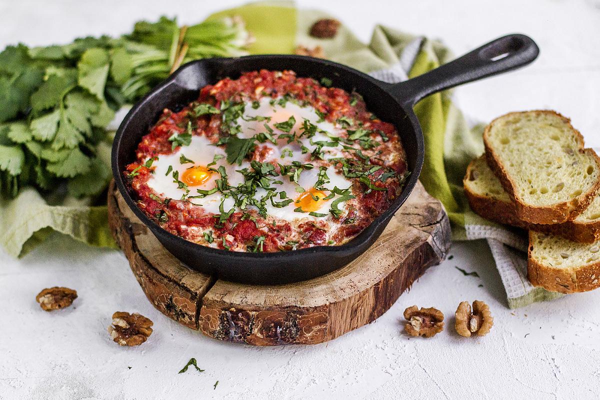 Чирбули — грузинская яичница с томатами и грецкими орехами