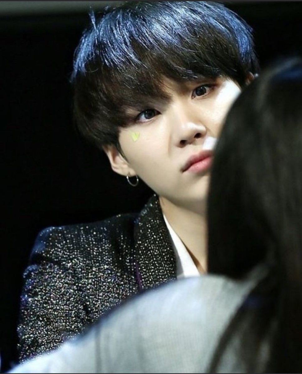 -М.. м.. молодой человек! Нам от Вас нужно кое-что... - Что? - Эммм... Кое. Что. (проситель краснеет от смущения, страшно заикается) 