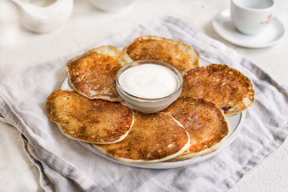 Творожные оладушки на кефире со сметаной