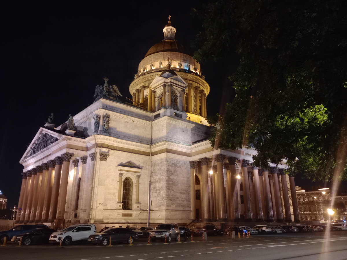 Исаакиевский собор вечером 