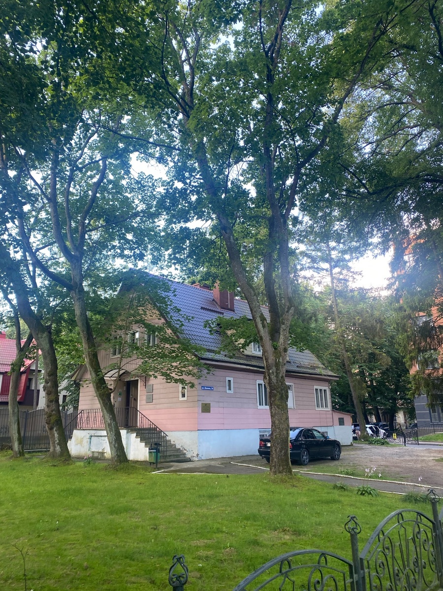 Гостиница расположена в 2 минутах от вокзала.