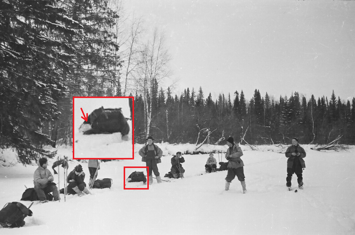Фото 2. Кадр из "Фотосессии на Лозьве". Мандолина Кривонищенко торчит из рюкзака Дорошенко.