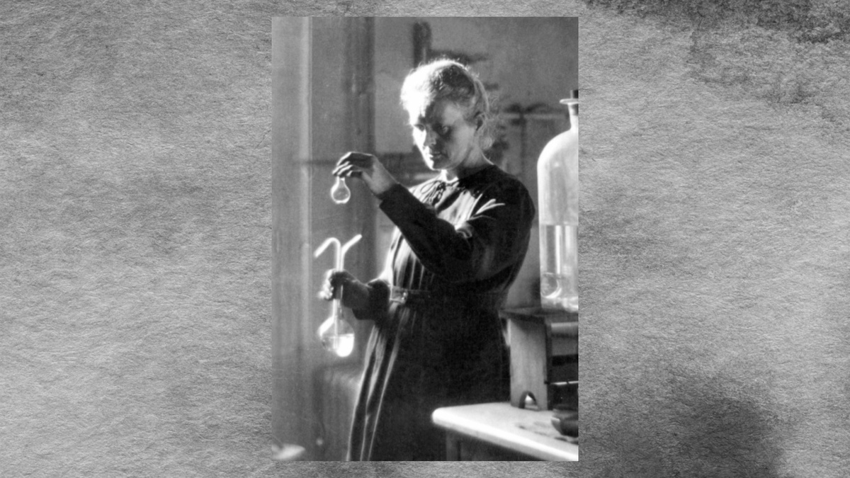 Мария Кюри в своей лаборатории