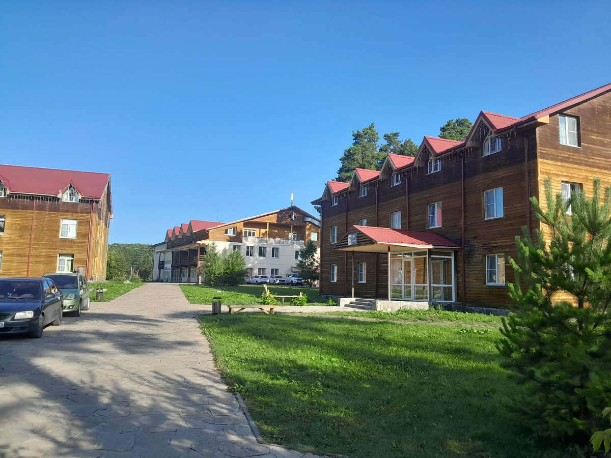 Жилые корпуса. На дальнем плане столовая с конференц-залом