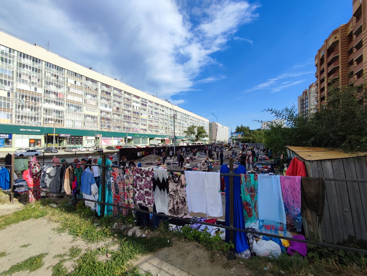 Забор, правда еще не окончательно цивилизован, по процесс идет 