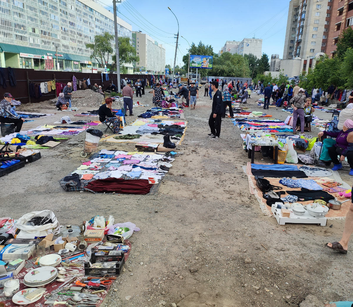 Эдак еще и асфальт положат... Но это лишнее, я считаю 😄 Так и прилавков народ захочет, совсем разбалуется! 