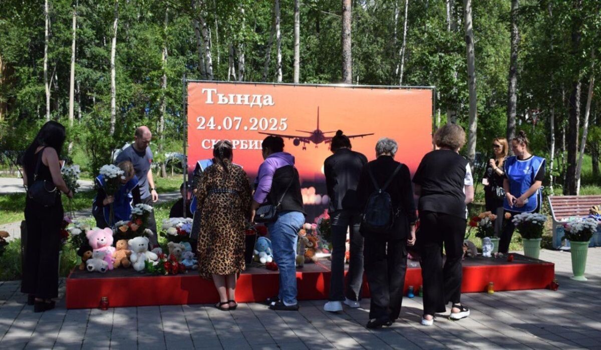     Горожане около стихийного мемориала в память о погибших при крушении самолета Ан-24. Источник: rbc.ru Автор фото: gulyaev_tynda / Telegram