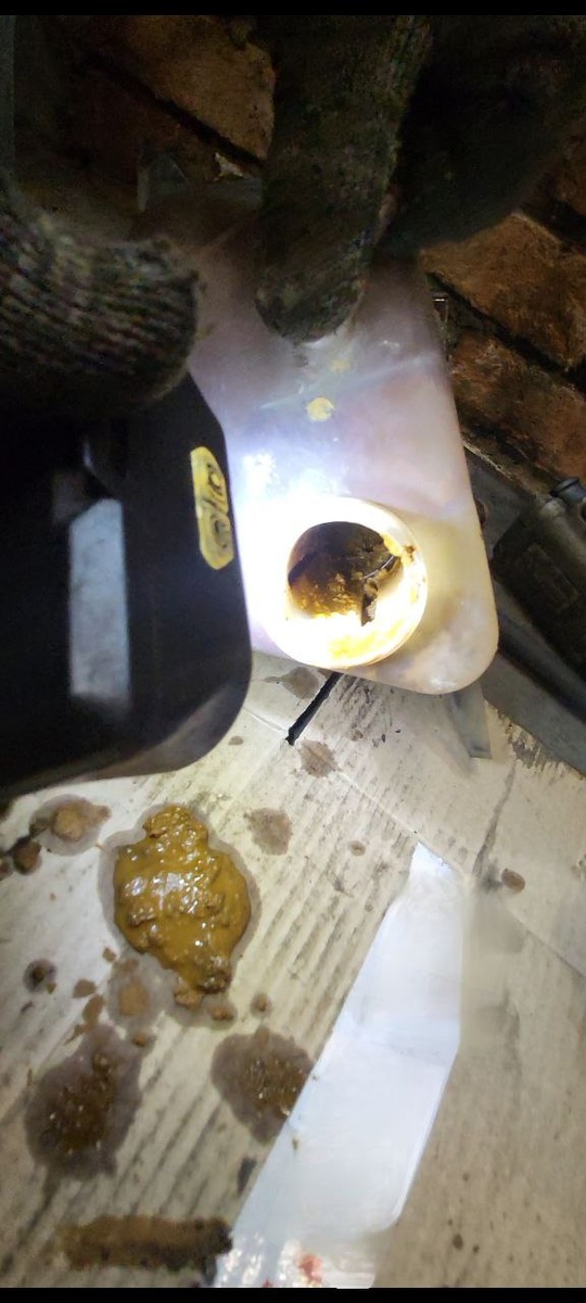 На фото: бачок антифриза Лада Гранта, в последствии капиталка двигателя.