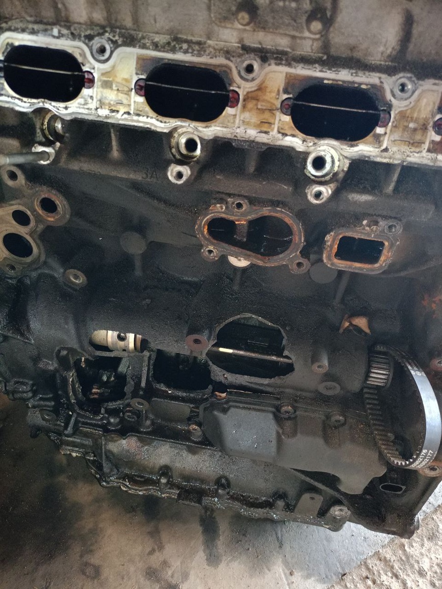 На фото: двигатель Volkswagen Passat, причина - перегрев.