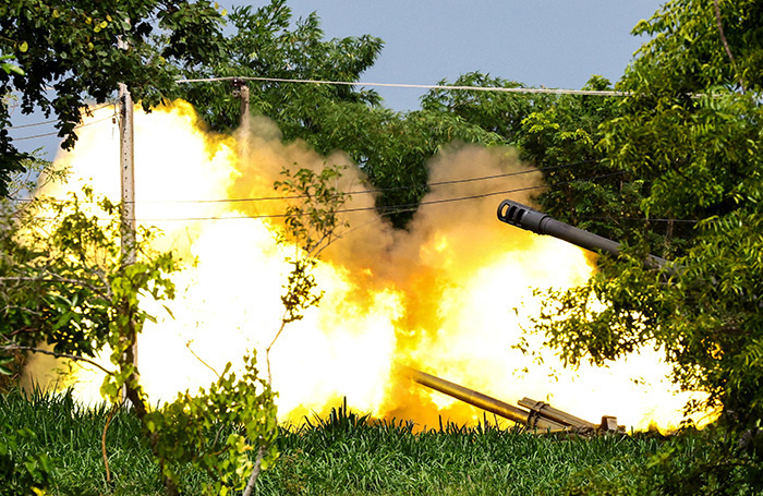    Огонь тайской артиллерии.REUTERS/Athit Perawongmetha