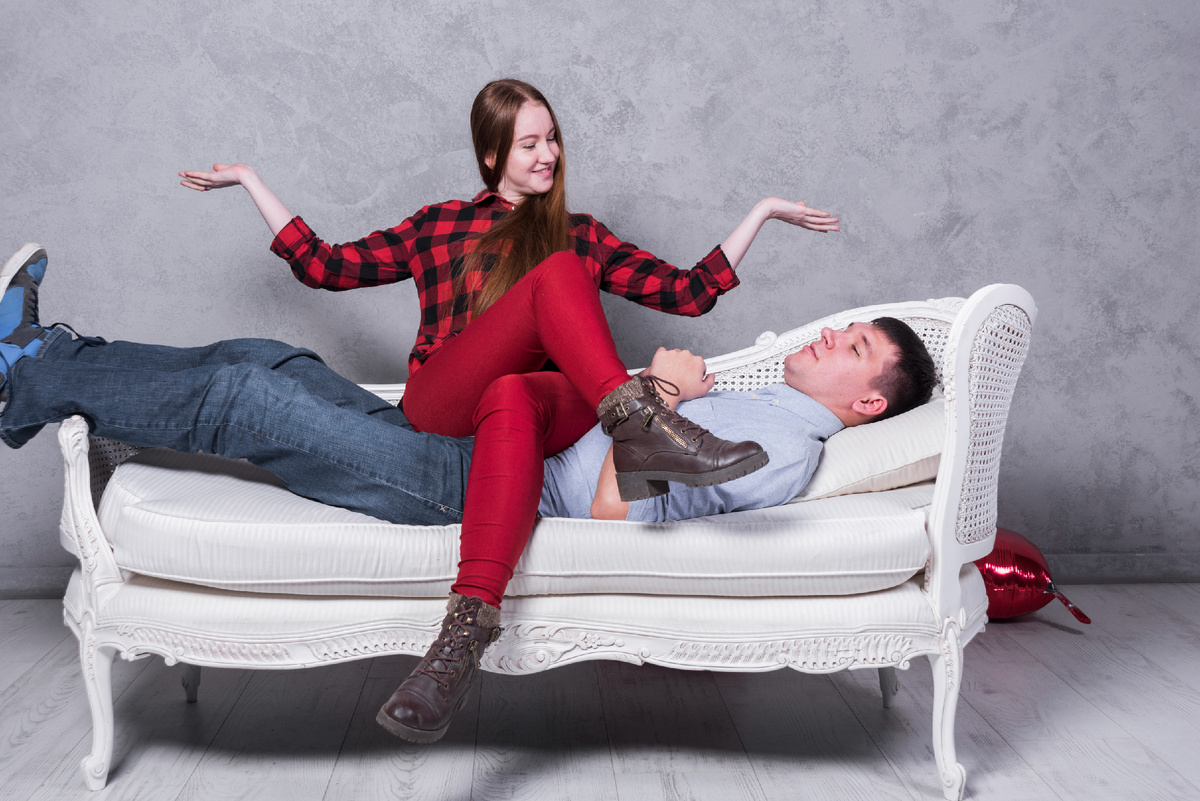 <a href="https://www.freepik.com/free-photo/woman-sitting-man-sofa_3536964.htm">Image by freepik</a>