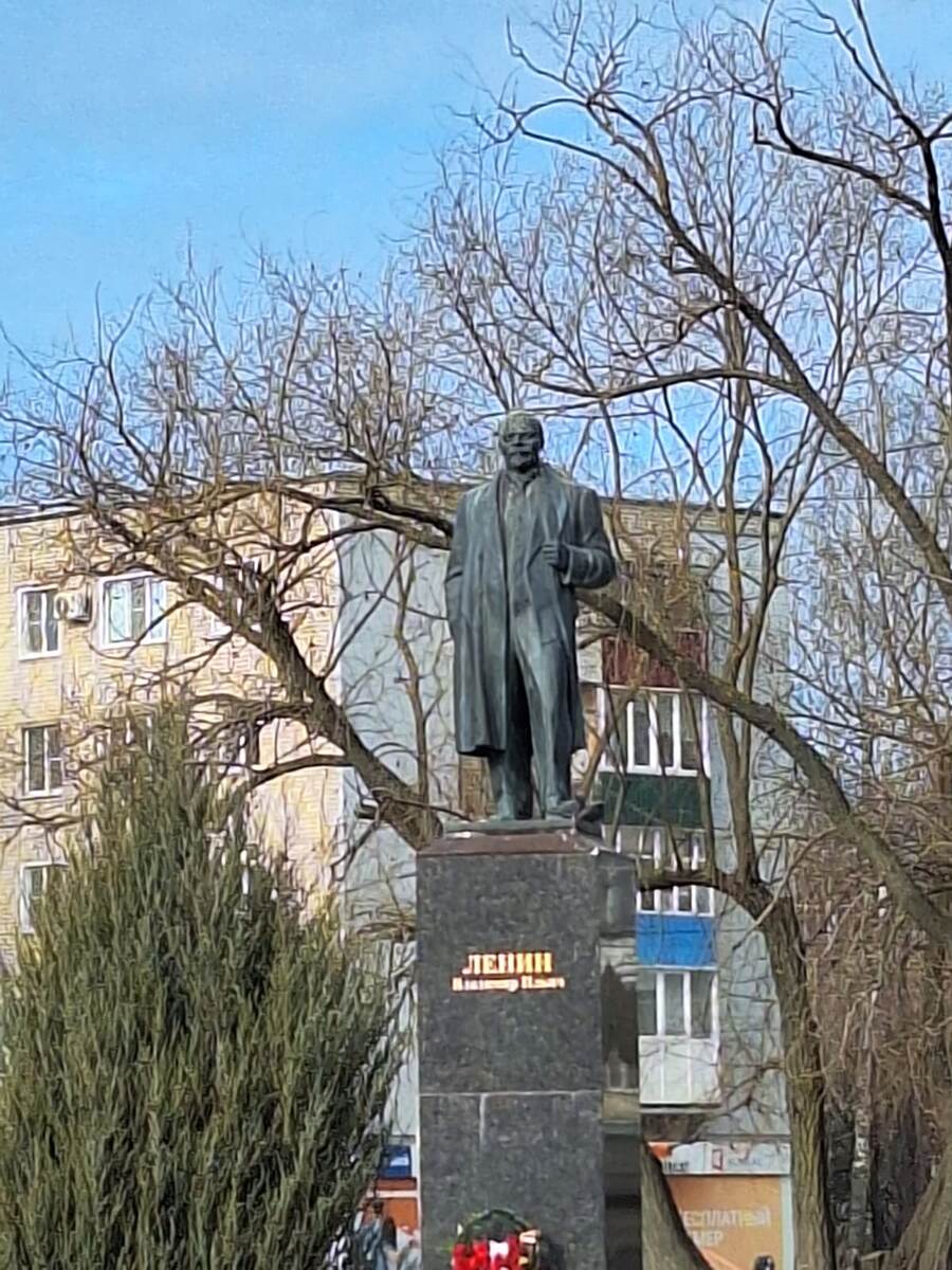 Он смотрит на твои "победы"