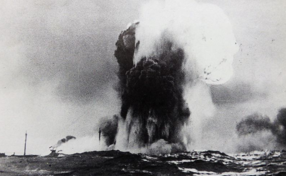 Взрыв голландского транспорта «Беннеком» (Bennekom) после попадания торпеды, выпущенной с немецкой подлодки U-96. 