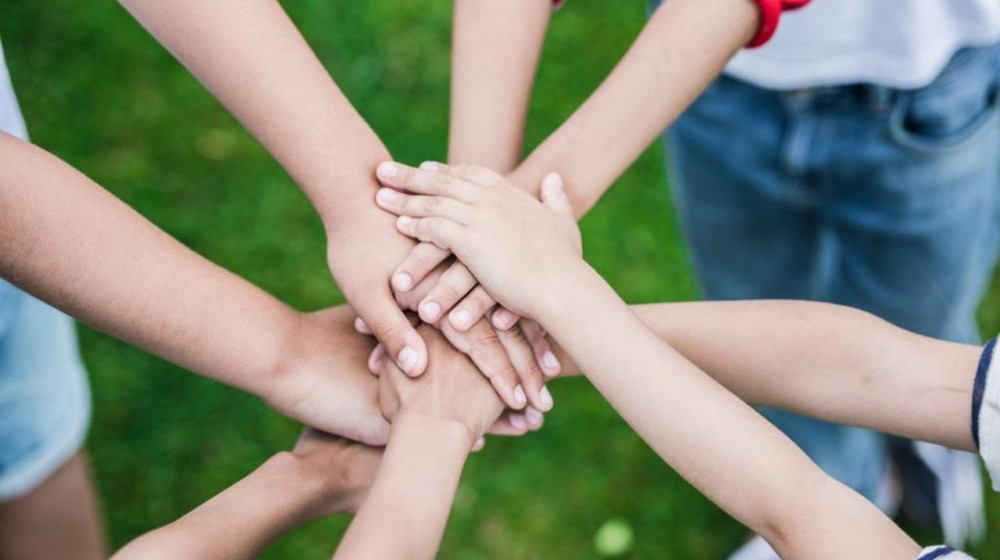    Как помочь ребёнку пережить измену друга