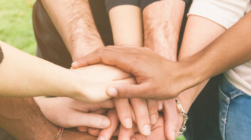    Как помочь ребёнку пережить измену друга