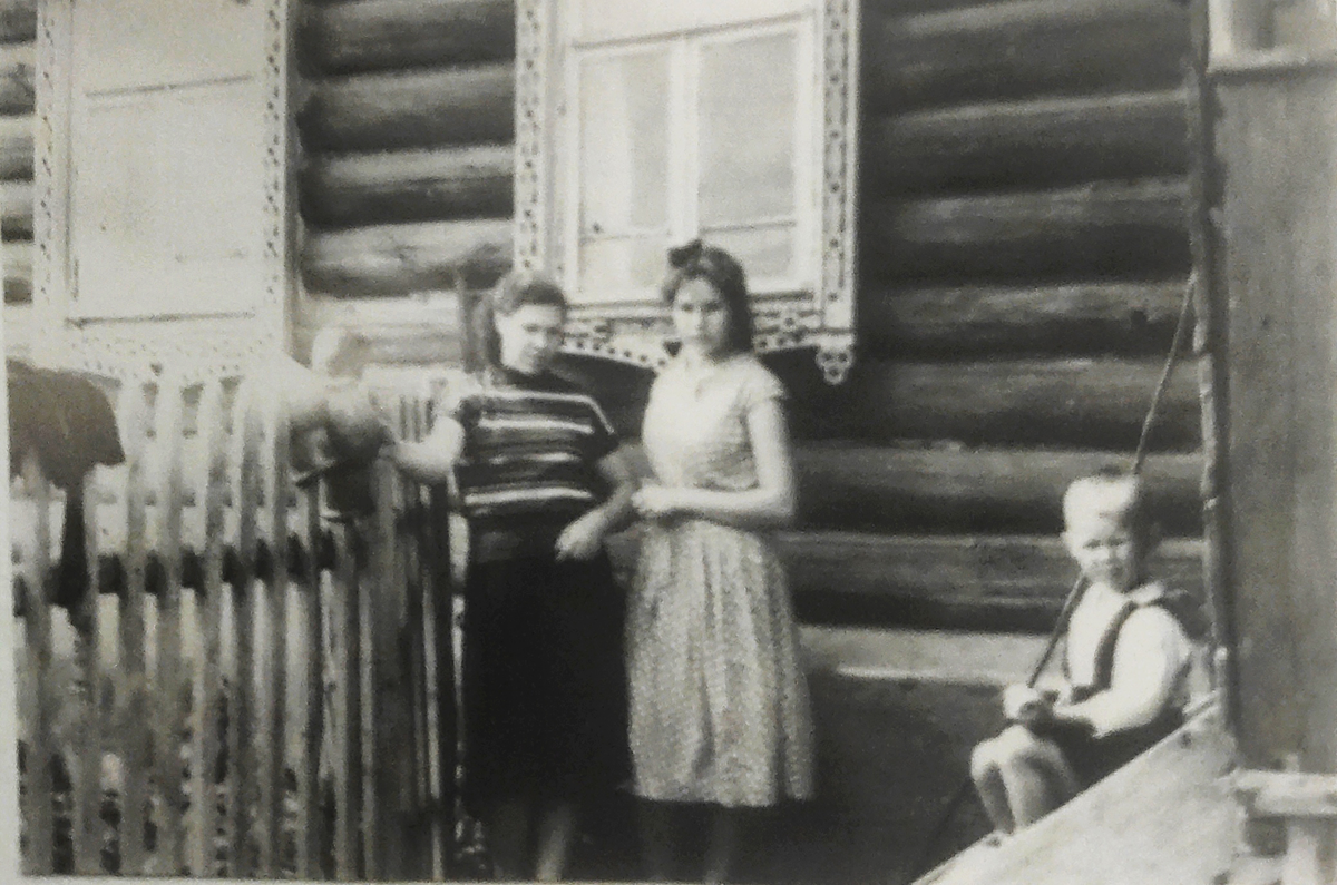 В деревне с мамой и тетей Лелей. 1958 год.