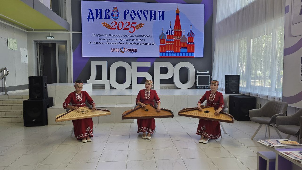 В холле перед просмотрами видеопроектов фестиваля "Диво России"