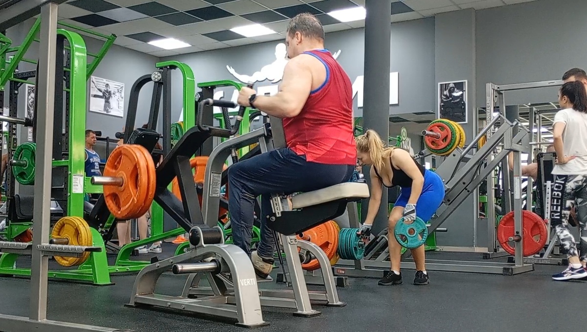 ...который имеет посередине дополнительную рукоять для упора при работе одной рукой. 