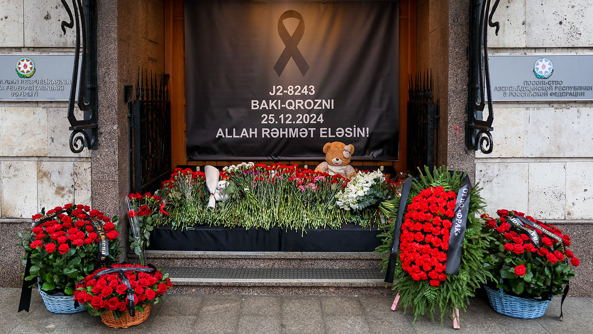   Сергей Савостьянов / ТАСС- Стихийный мемориал в память о жертвах крушения самолета под Актау, выполнявшего рейс Баку — Грозный, у посольства Азербайджана в Москве