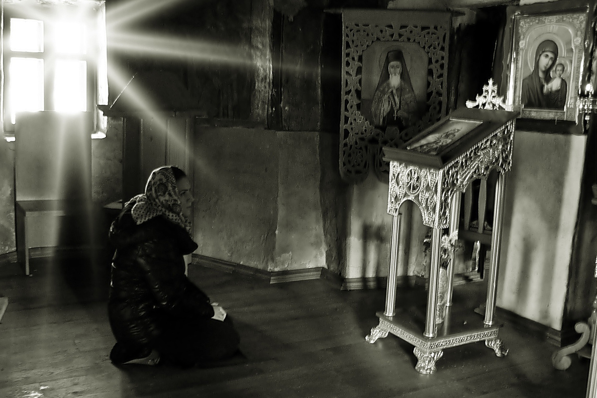 Мы шли спокойно, не спеша. Вокруг был не мрак, а чудесный свет.