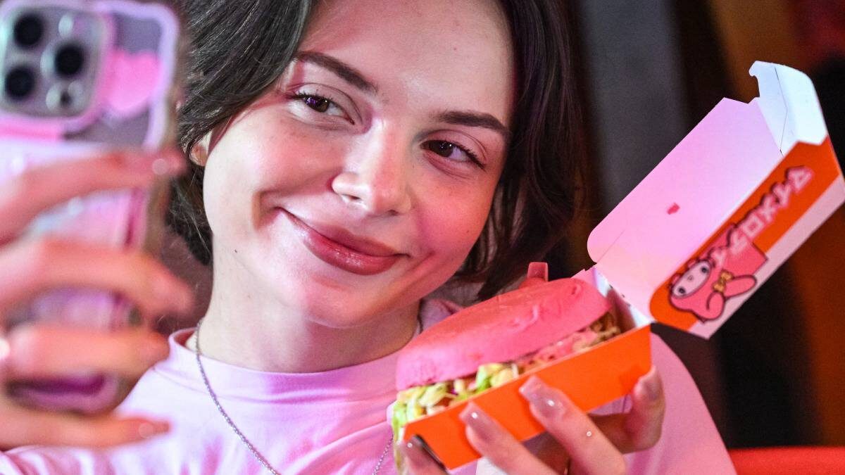    Москвичка с разрекламированным розовым бургером / Фото: Кирилл Зыков / РИА Новости