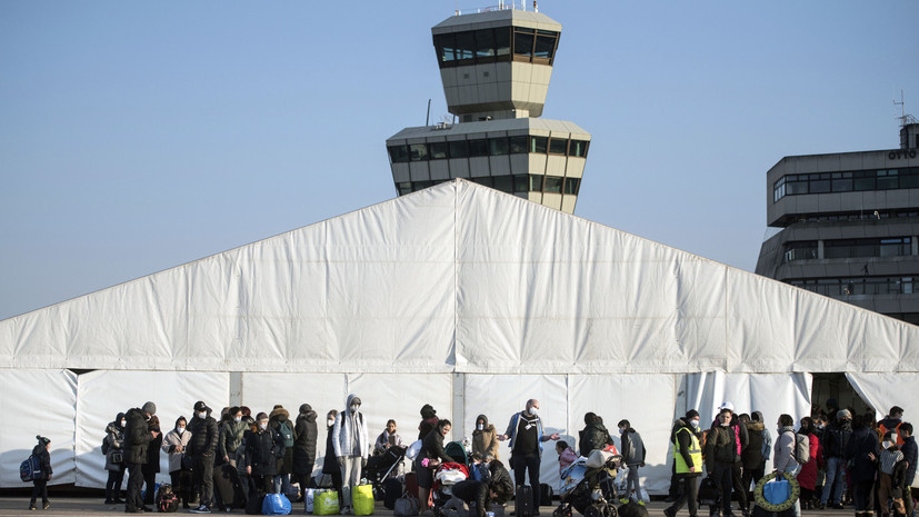     Центр приёма беженцев в бывшем аэропорту Тегель в Берлине, 2022 год AP Steffi Loos