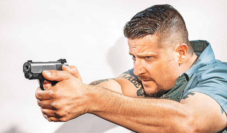 Есть много способов держать гитару — от положения руки до постановки большого пальца. Это хорошо, ведь нет универсального рецепта. Найдите то, что удобно именно вам.