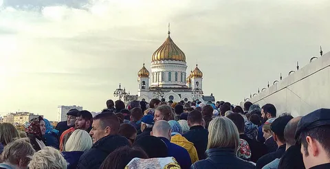 Люди идут в храм