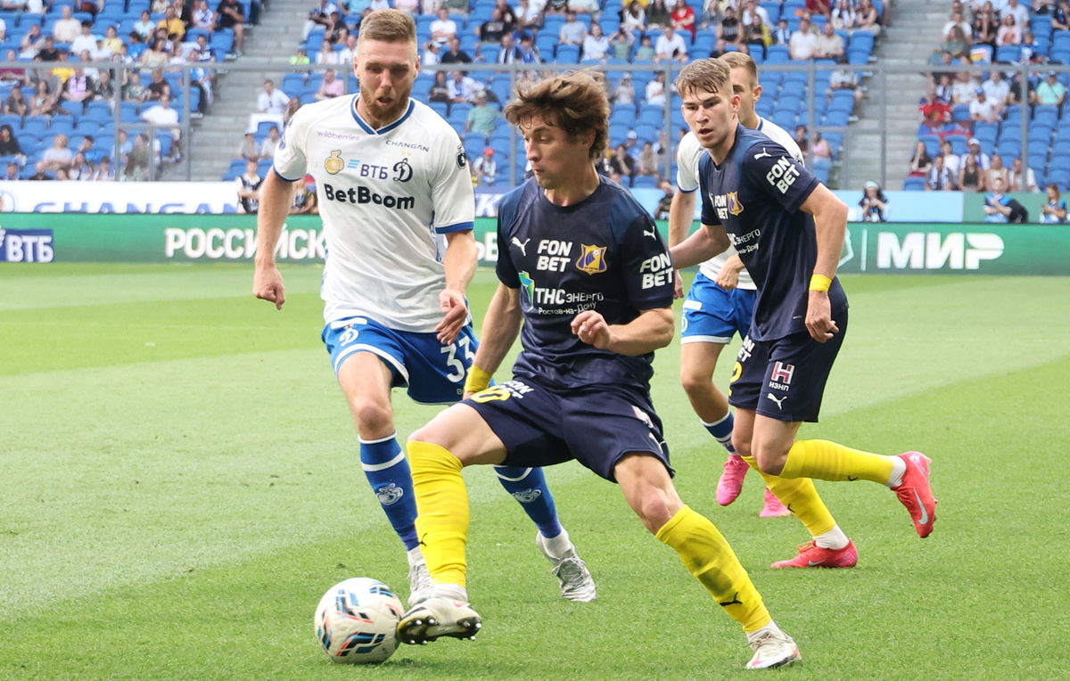    Нападаюший "Динамо" Иван Сергеев (слева)  Валерий Шарифулин/ТАСС