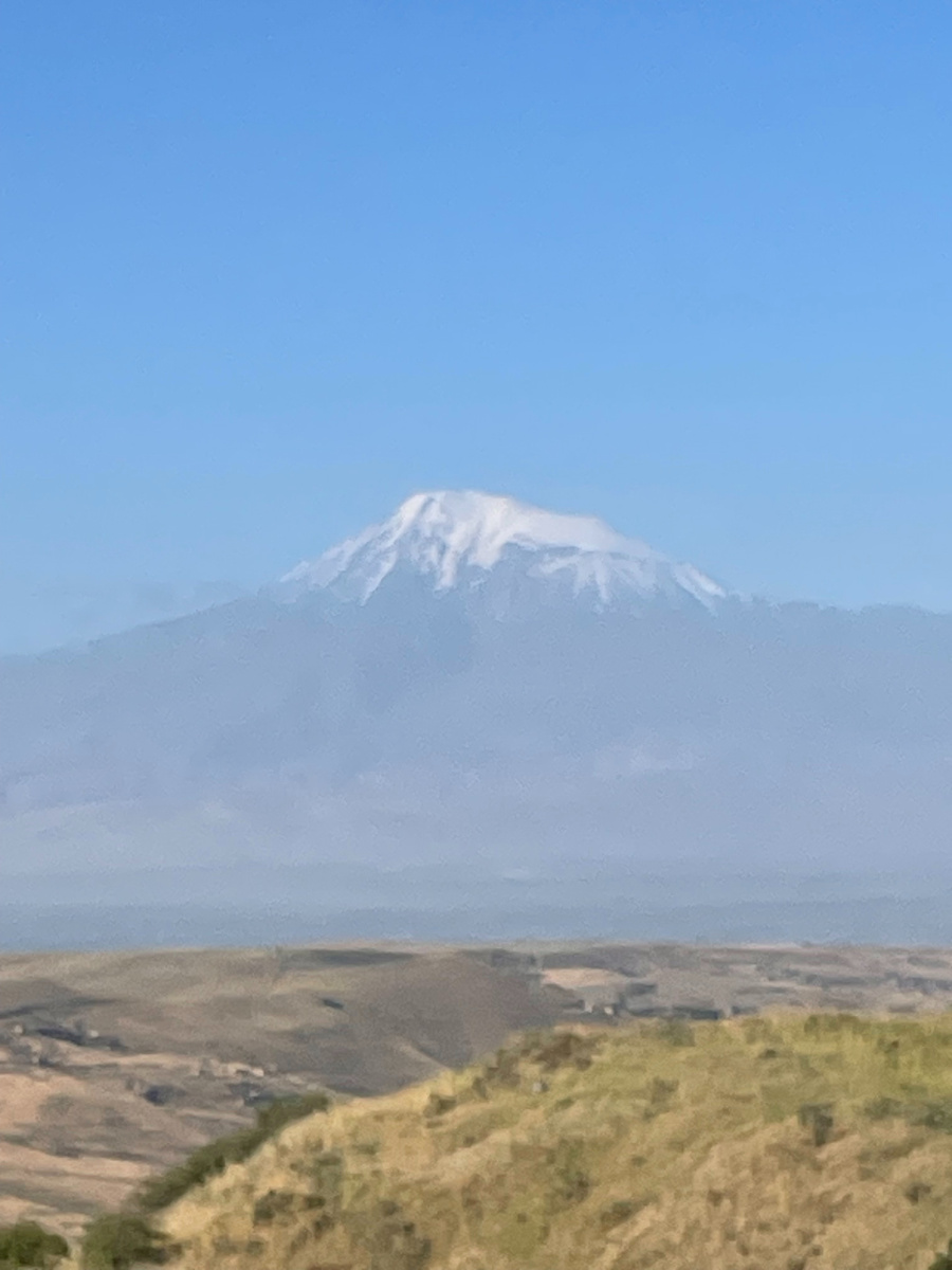 Charents' Arch - смотровая арка на Арарат, первая на нашем пути. 