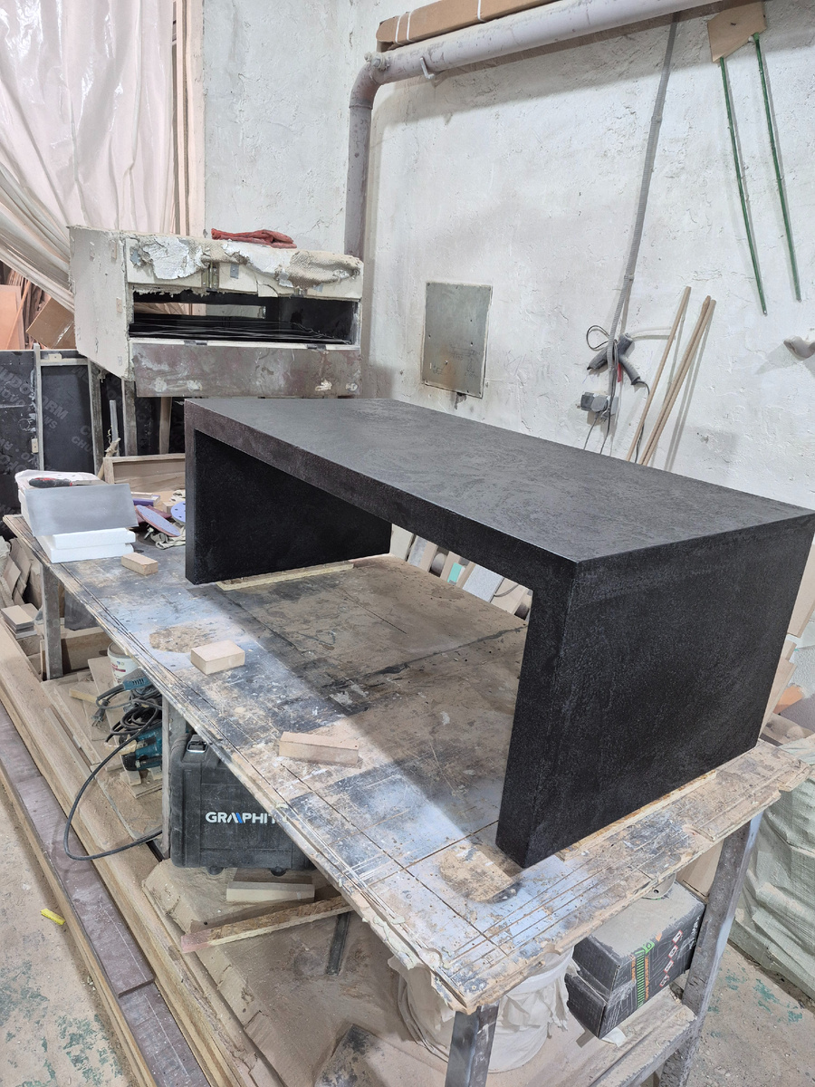 стол с покрытием из микроцемента