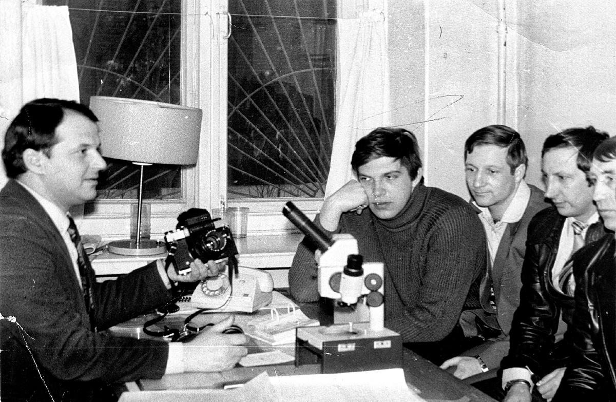 Начальник ОБХСС моего бывшего ОВД Ю.Н.Коротков (выпускник Горьковской ВШ МВД СССР) много внимания уделял профессиональному обучению подчиненных. Фото из личного архива автора.