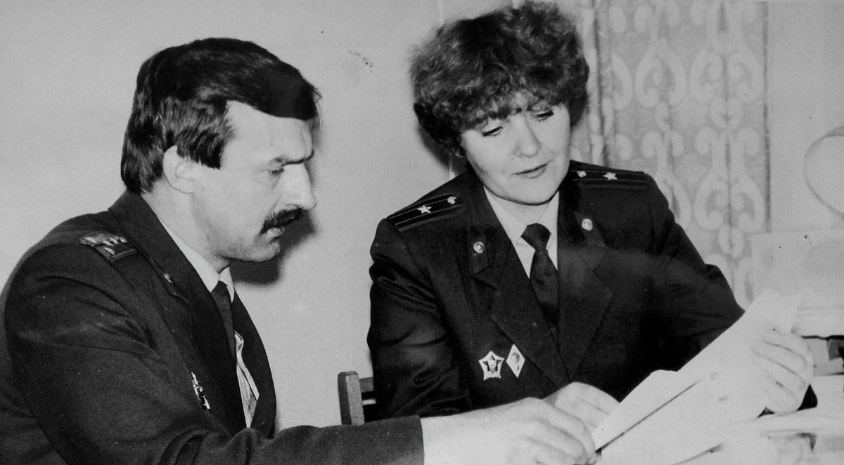 Старший оперуполномоченный ОУР по линии несовершеннолетних нашего ОВД В.Фадеев строил свою работу в тесном контакте с начальником ПДН П.Н.Кравченко. Фото из личного архива автора.