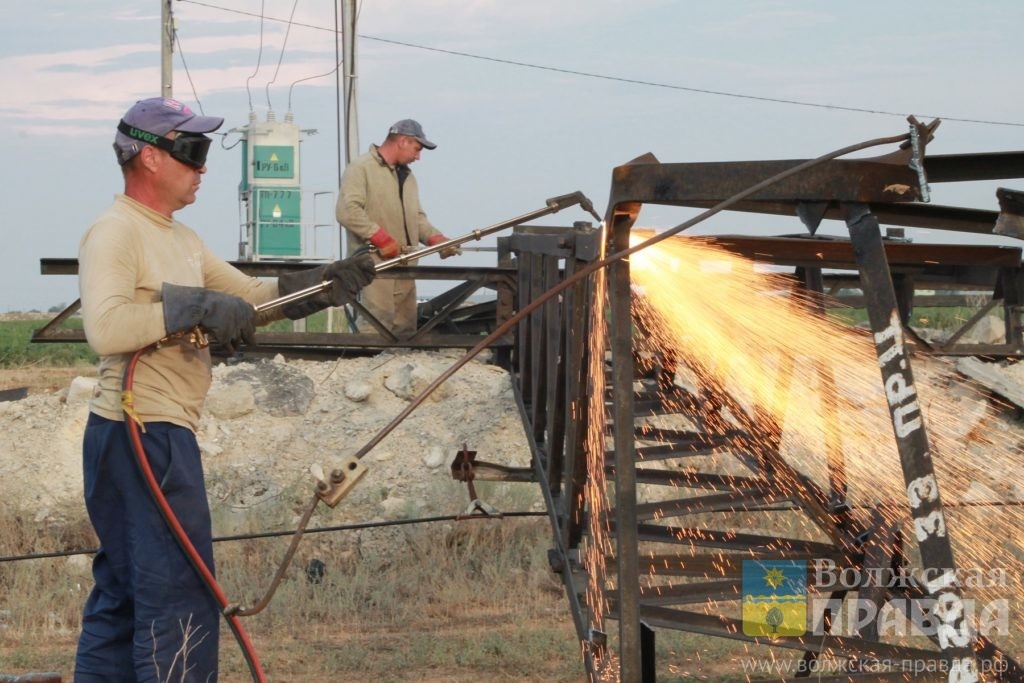     В Волжском продолжают устранять последствия урагана
