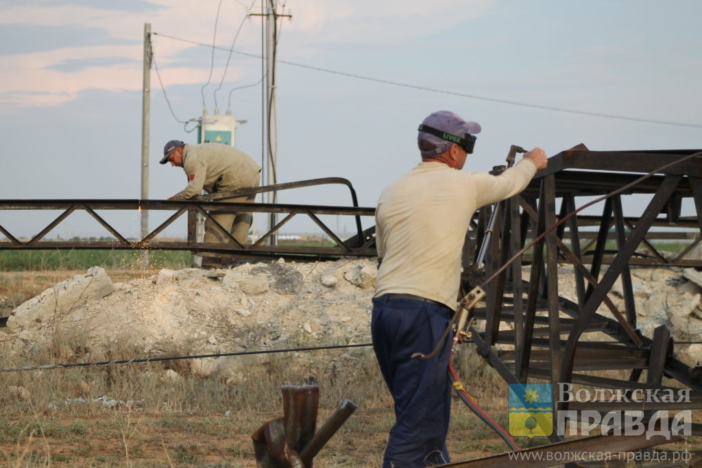     В Волжском продолжают устранять последствия урагана

