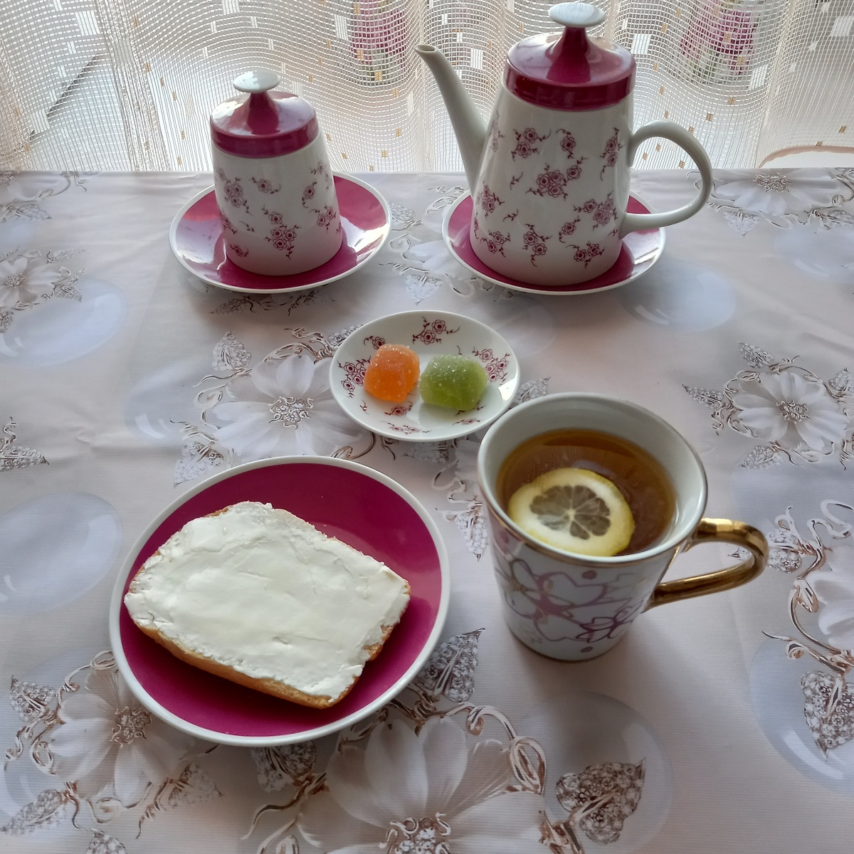 Полдник. Конфеты не захотела.