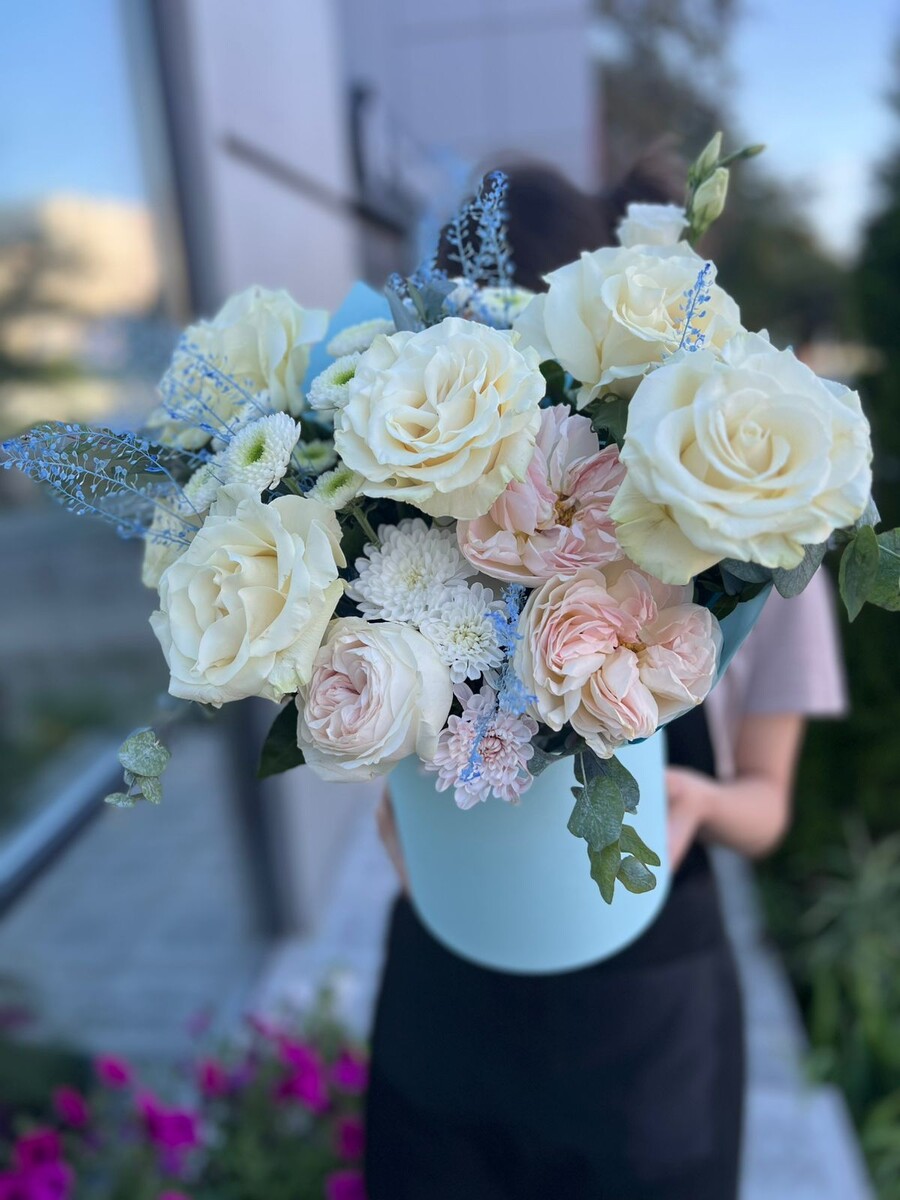 Коробка в пару к букету, что то голубой цвет рулит