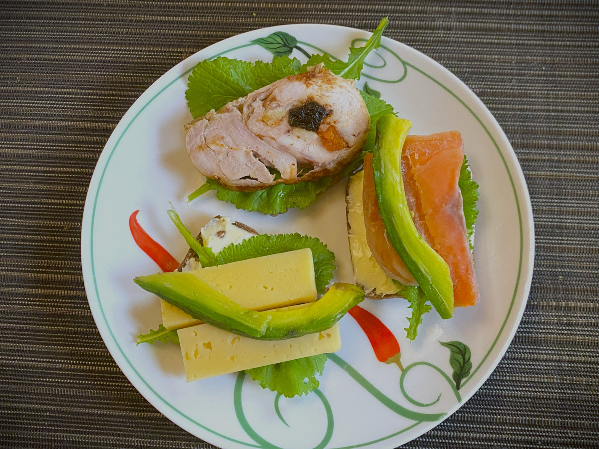 авокадо с бутербродами на завтрак