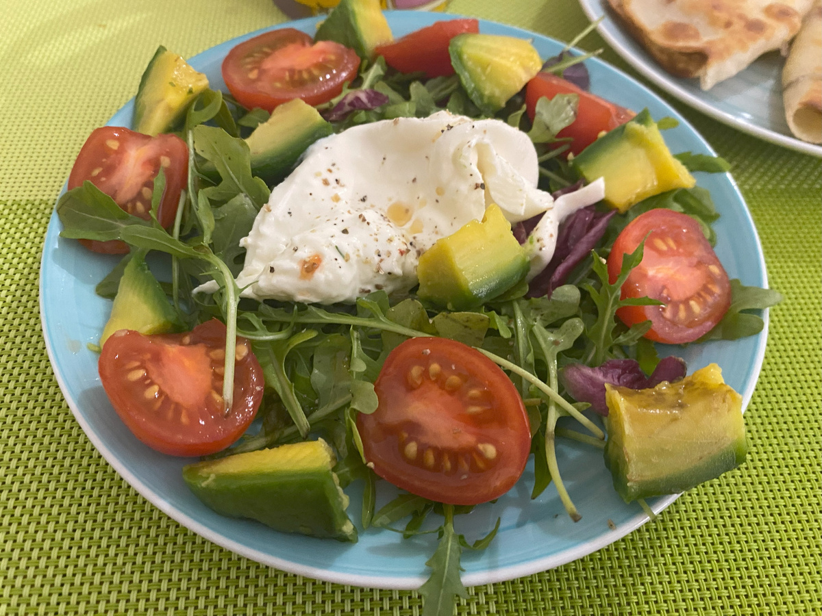 в салате авокадо  хорошо сочетается с овощами