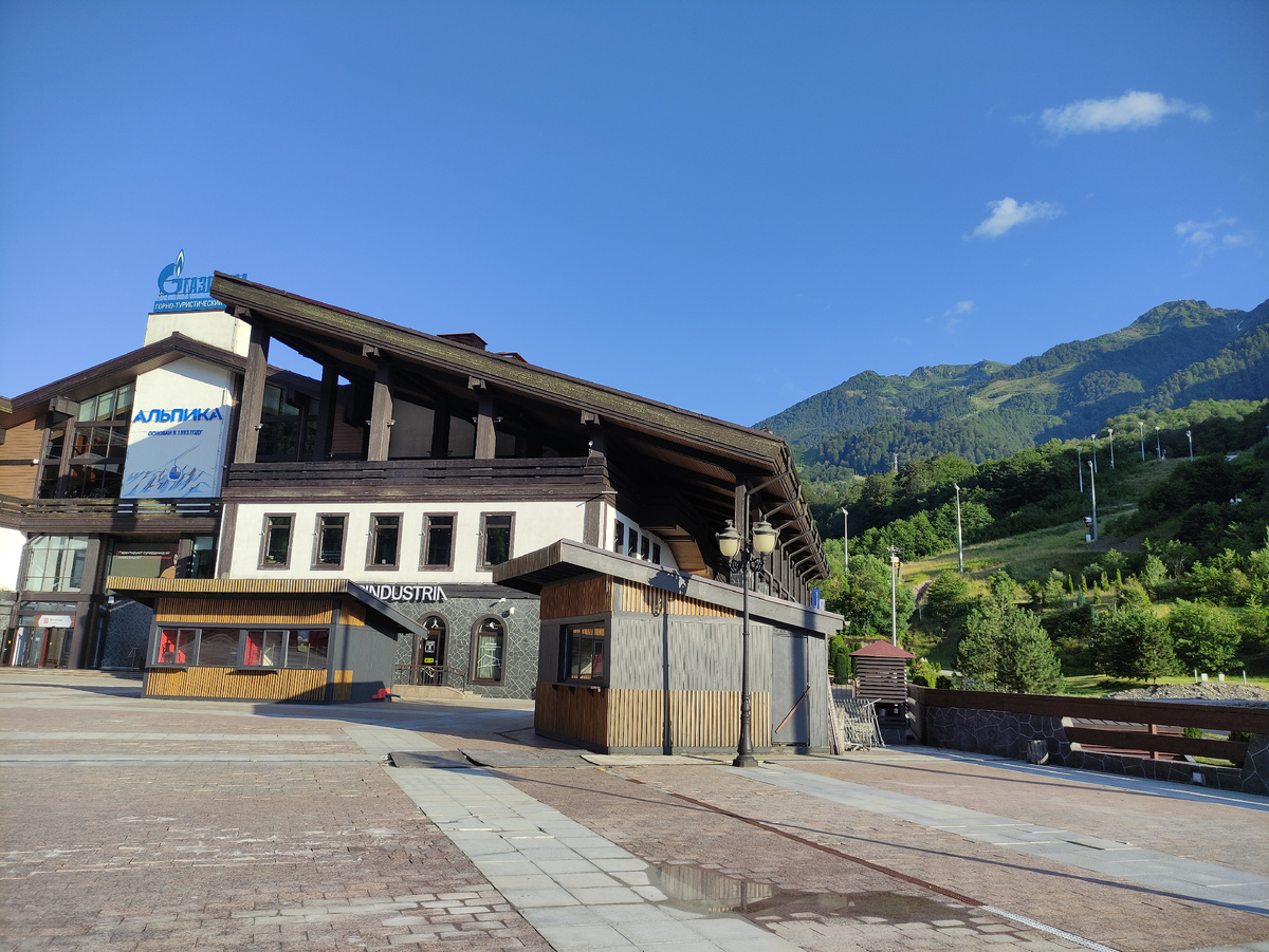 Здание Газпрома, откуда идут канатные дороги. 