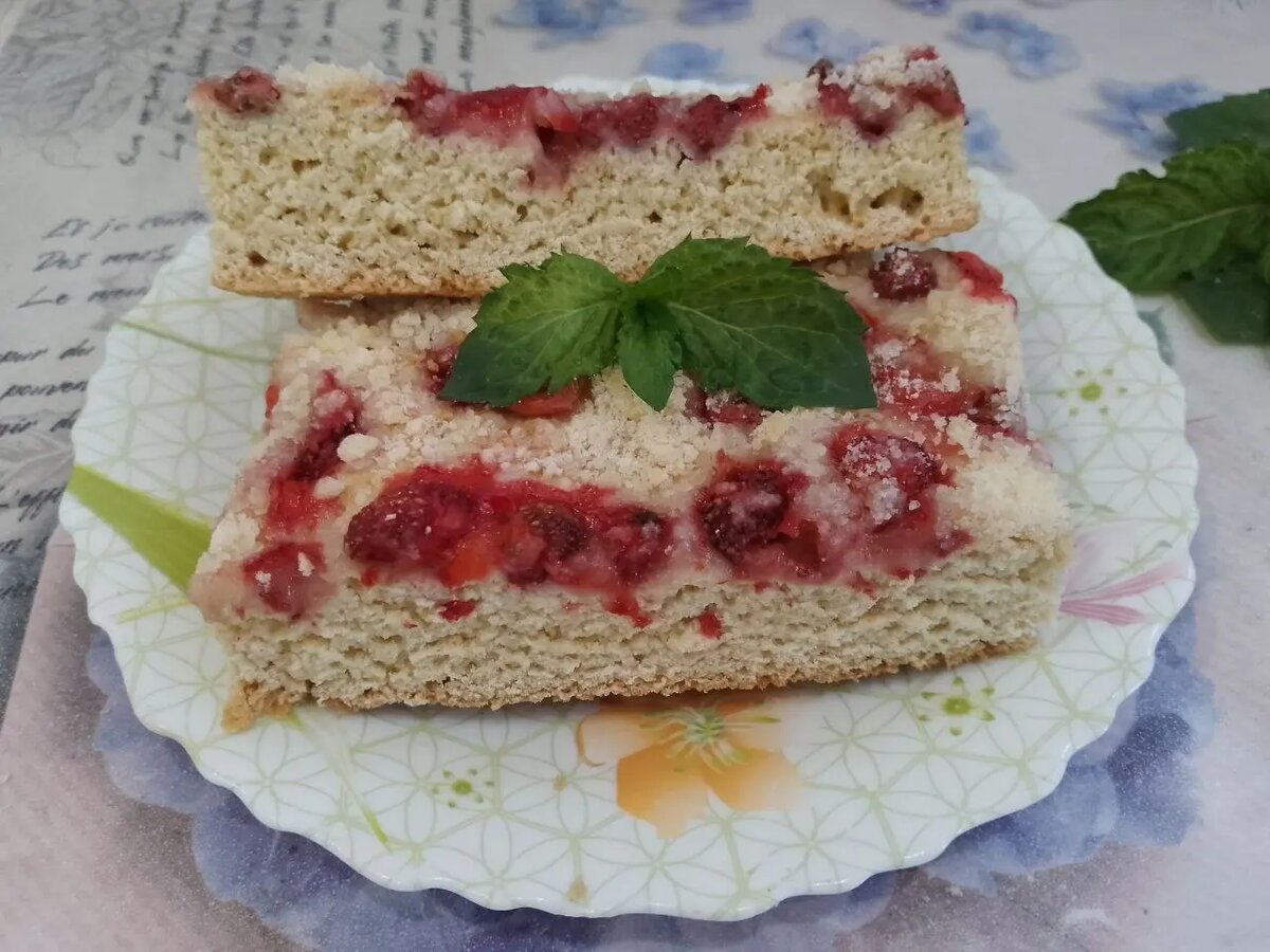 Песочный пирог с клубникой и штрейзельной крошкой